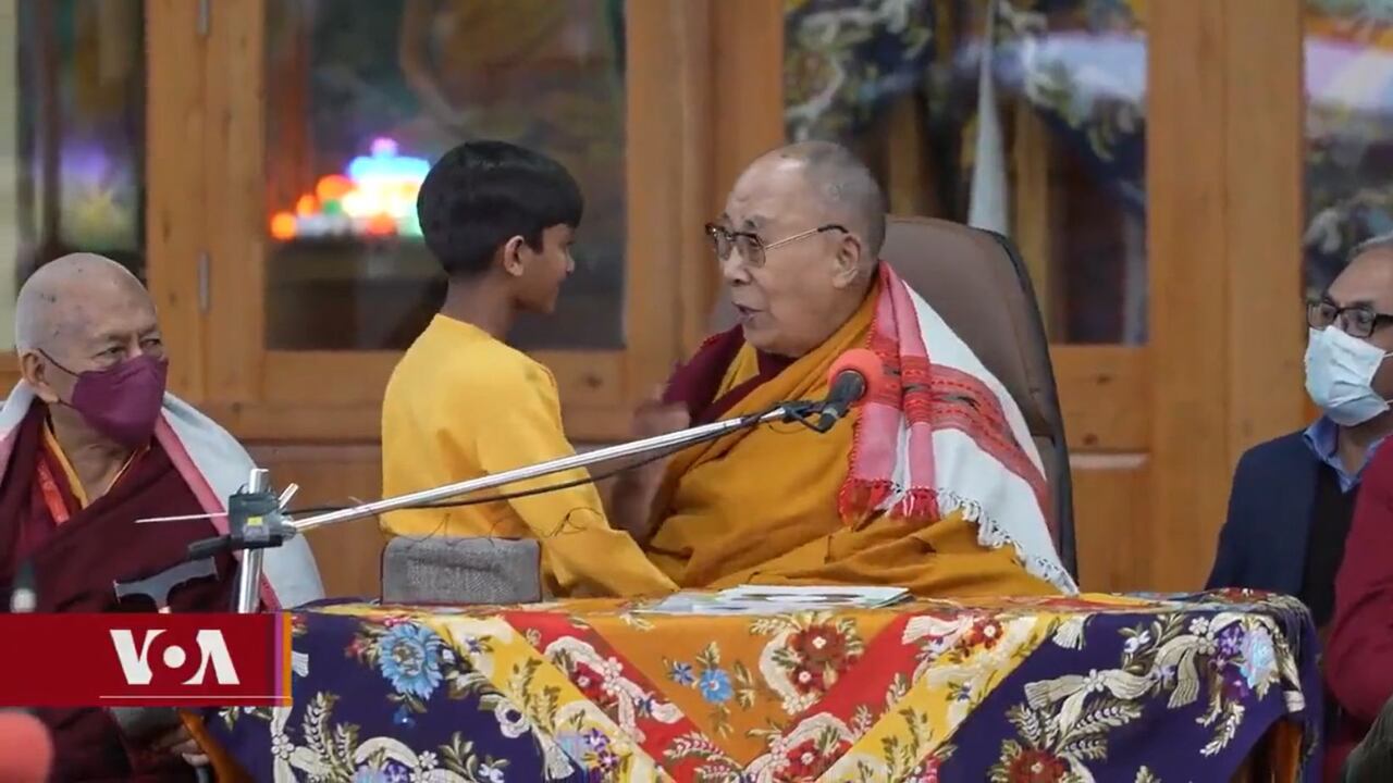 Las excusas del dalái lama por video en el que pide a un niño que le “chupe la lengua”