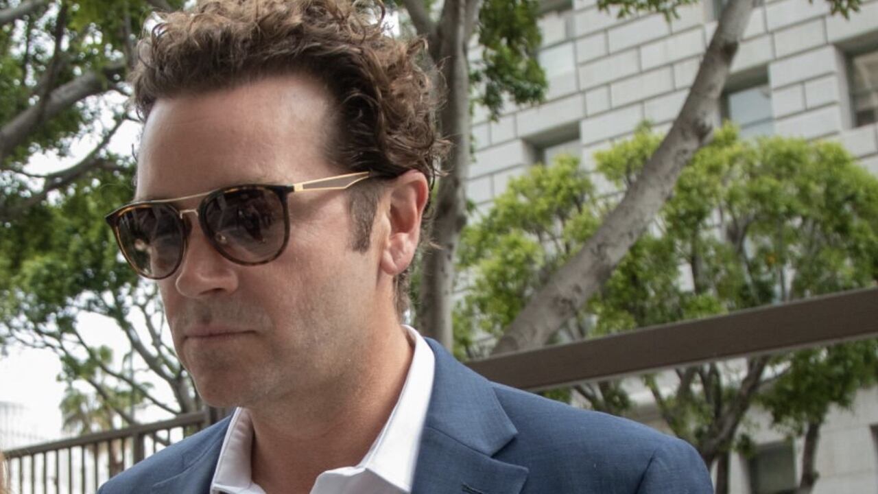 Danny Masterson llegando al juicio donde saldría culpable por agredir sexualmente a dos mujeres
