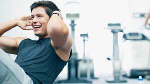 Hombre en el gimnasio haciendo ejercicio