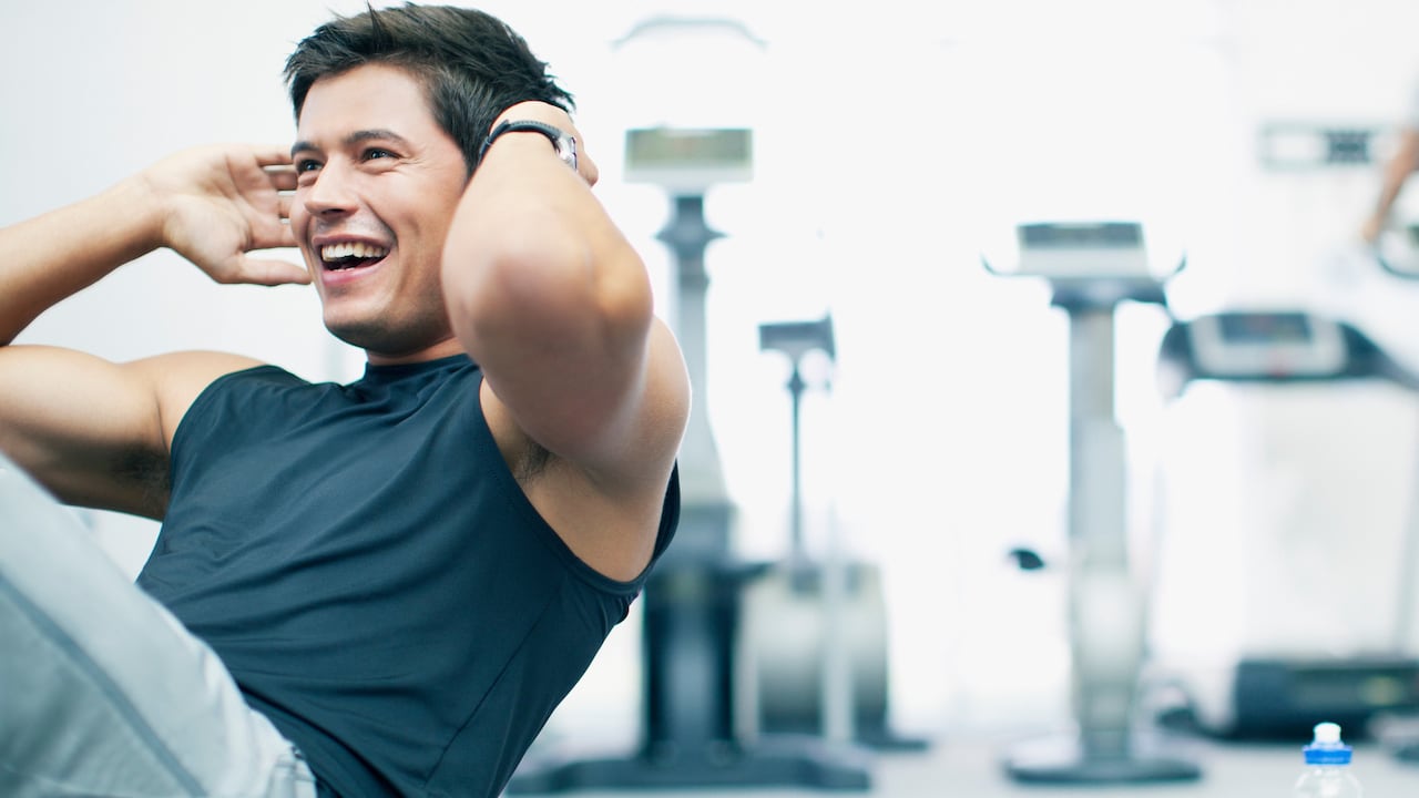 Hombre en el gimnasio haciendo ejercicio