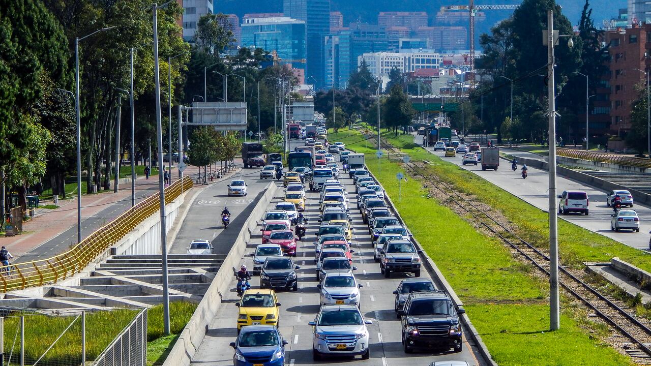 Cars on a street with buildings in the background (Calle 92 Bogotá)