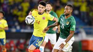 BARRANQUILLA, COLOMBIA - MARCH 24: Luis Diaz of Colombia fights for the ball with Marc Enoumba of Bolivia during a match between Colombia and Bolivia as part of FIFA World Cup Qatar 2022 Qualifier on March 24, 2022 in Barranquilla, Colombia. (Photo by Gabriel Aponte/Getty Images)