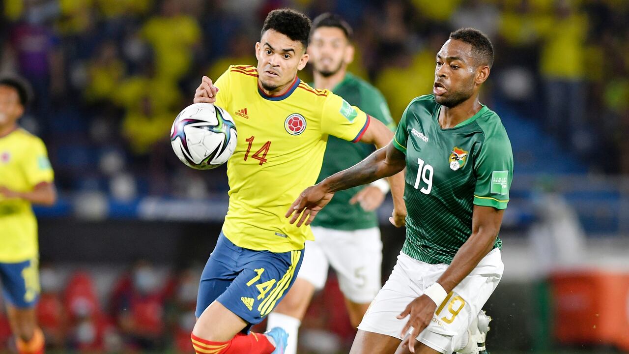 Luis Díaz, jugador de la Selección Colombia lucha por la pelota contra un jugador de Bolivia Marc Enoumba