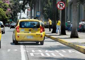 En Palmetto,de  los taxistas no afiliados a AsotPalmas, solo tres taxis pueden hacer pista frente al supermercado del centro comercial. Unos y otros ocupan las paradas del MÍO.