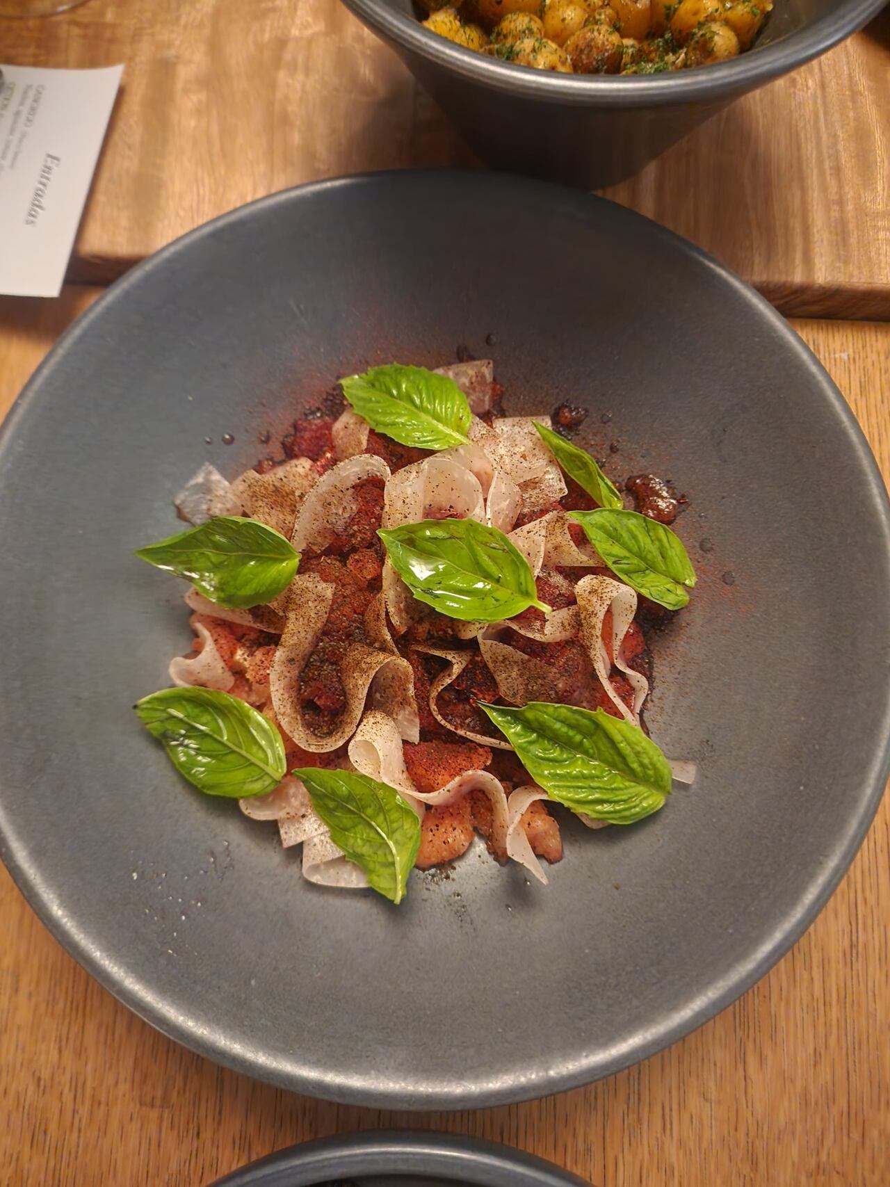 La ensalada de feijoa y los nachos de cangrejo dieron la bienvenida a un menú que celebró el alma colombiana.