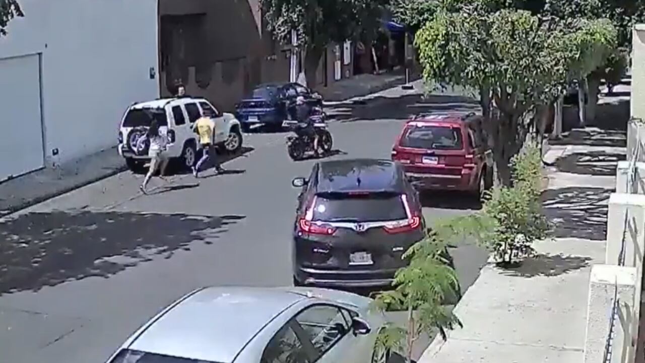 Ladrón iban a robar a una mujer y terminó con tremenda paliza, ella era experta en jiu-jitsu