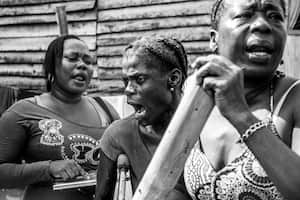 El 19 de abril de 2005, doce jóvenes entre 17 y 23 años del barrio Punta del Este, en Buenaventura, fueron desaparecidos, torturados y asesinados, luego de ser engañados por paramilitares que les ofrecieron 200.000 pesos por jugar un partido de fútbol. Estas madres reclaman año tras año la reparación y la justicia que aún no llegan. Foto: Víctor Galeano