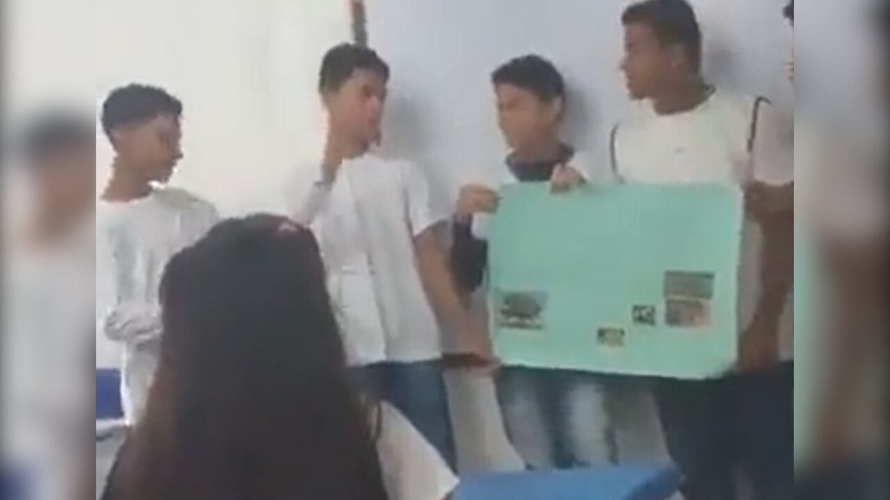 Niño decidió apuñalar a su compañera que le hacía matoneo en plena exposición