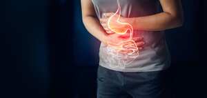 Mujer que toca el estómago doloroso que sufre de dolor de estómago causas del período de menstruación, úlcera gástrica, apendicitis o enfermedad del sistema gastrointestinal. Concepto de seguro de salud y salud