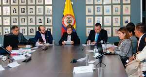 En la mesa de concertación para la reforma laboral participan representantes de las empresas y de los trabajadores. Aunque se acabarían los contratos a término fijo, estos se permitirían en actividades como la construcción y el agro. Asimismo, se buscará una mayor protección laboral de los trabajadores en plataformas de domicilio o de las modelos webcam.