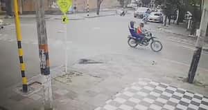 Una cámara de seguridad captó a los presuntos asesinos de la patrullera Paula Cristina Ortega, movilizándose en una motocicleta por una calle de Neiva.