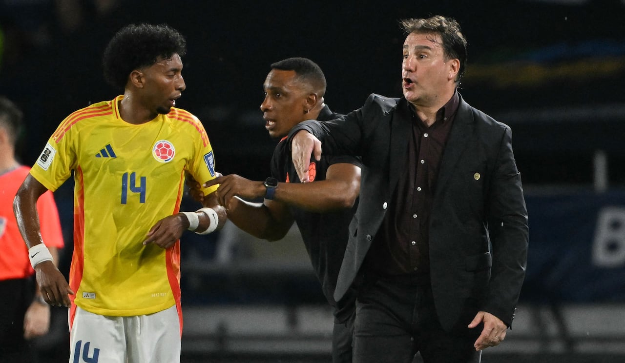 El entrenador argentino de Colombia, Néstor Lorenzo, reacciona durante el partido de las eliminatorias sudamericanas al Mundial de la FIFA 2026 entre Colombia y Bolivia en el estadio Metropolitano Roberto Meléndez en Barranquilla, Colombia, el 4 de septiembre de 2025. (Foto de Luis ACOSTA / AFP)