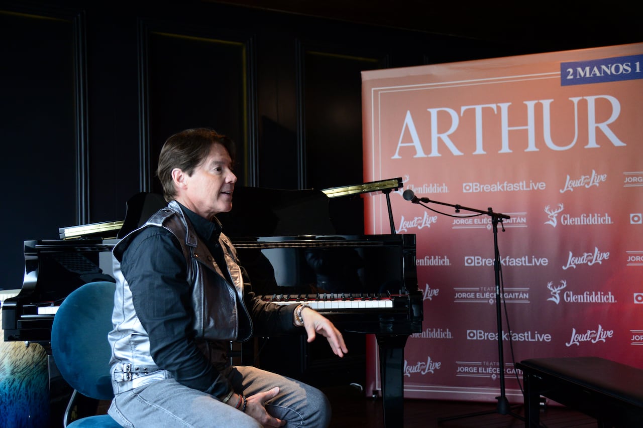 Arthur Hanlon aterriza en Bogotá: el recorrido del pianista que ha colaborado con Carlos Vives y Goyo