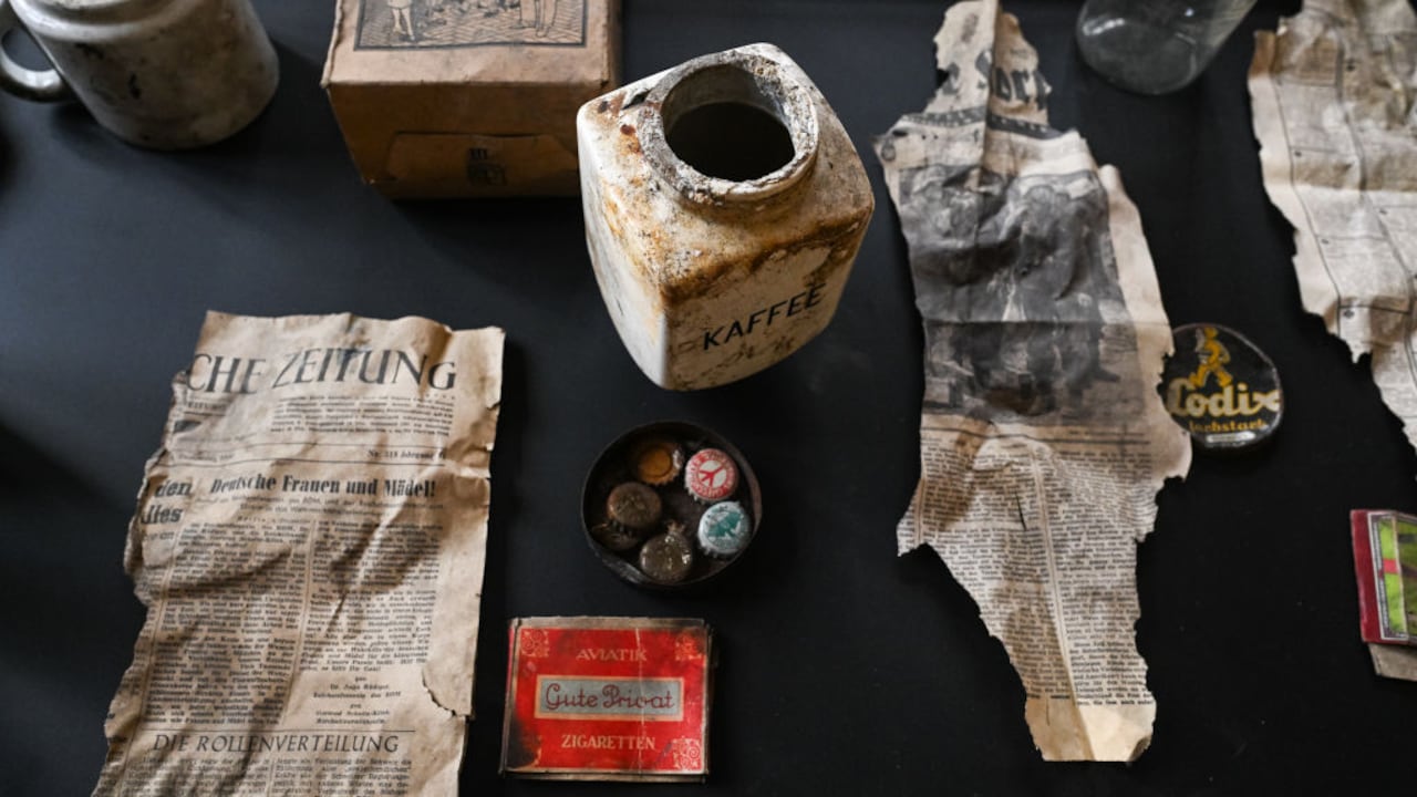 OSWIECIM, POLONIA - 26 DE ENERO: Se muestran artefactos dentro de la Casa 88, la antigua residencia del comandante de Auschwitz, Rudolf Hoss, el 26 de enero de 2025 en Oswiecim, Polonia. La casa del comandante de Auschwitz durante la Segunda Guerra Mundial, Rudolf Hoss, se abre por primera vez a los visitantes. La casa fue el tema de la película "La zona de interés". (Foto de Omar Marqués/Getty Images)