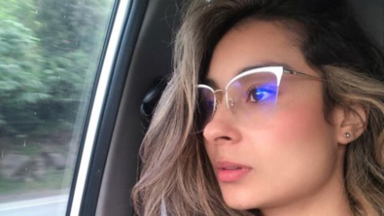 Pamela Higuita hija de René Higuita posa en el carro con gafas.
