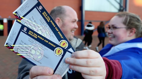 Asistentes al Mundial de Rusia 2018 muestran sus entradas