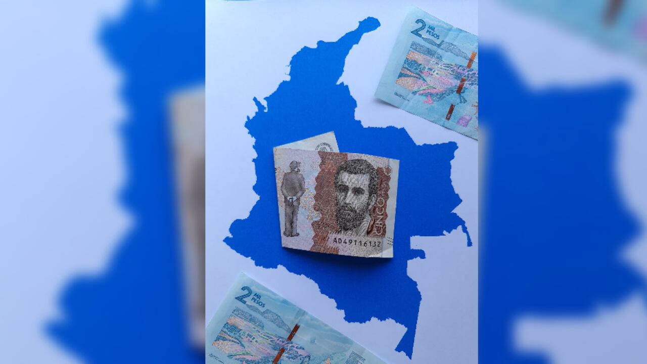 Foto de billetes sobre el mapa de Colombia - Referencia de reforma tributaria