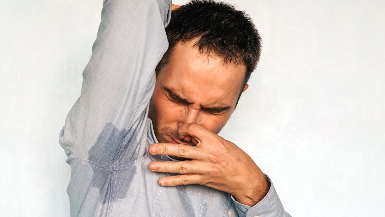Hombre con mal olor en sus axilas
