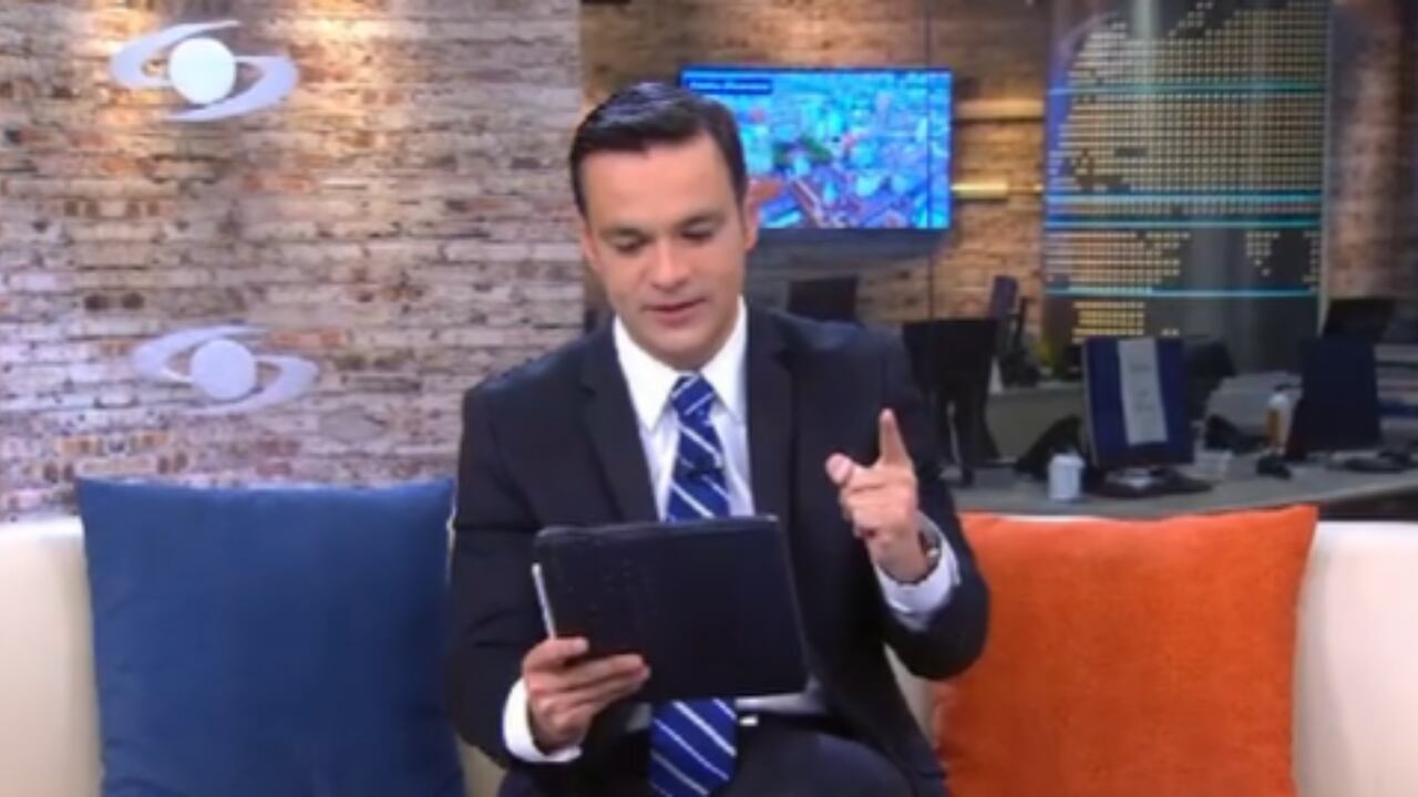 Juan Diego Alvira mientras presentaba las noticias en el Canal Caracol