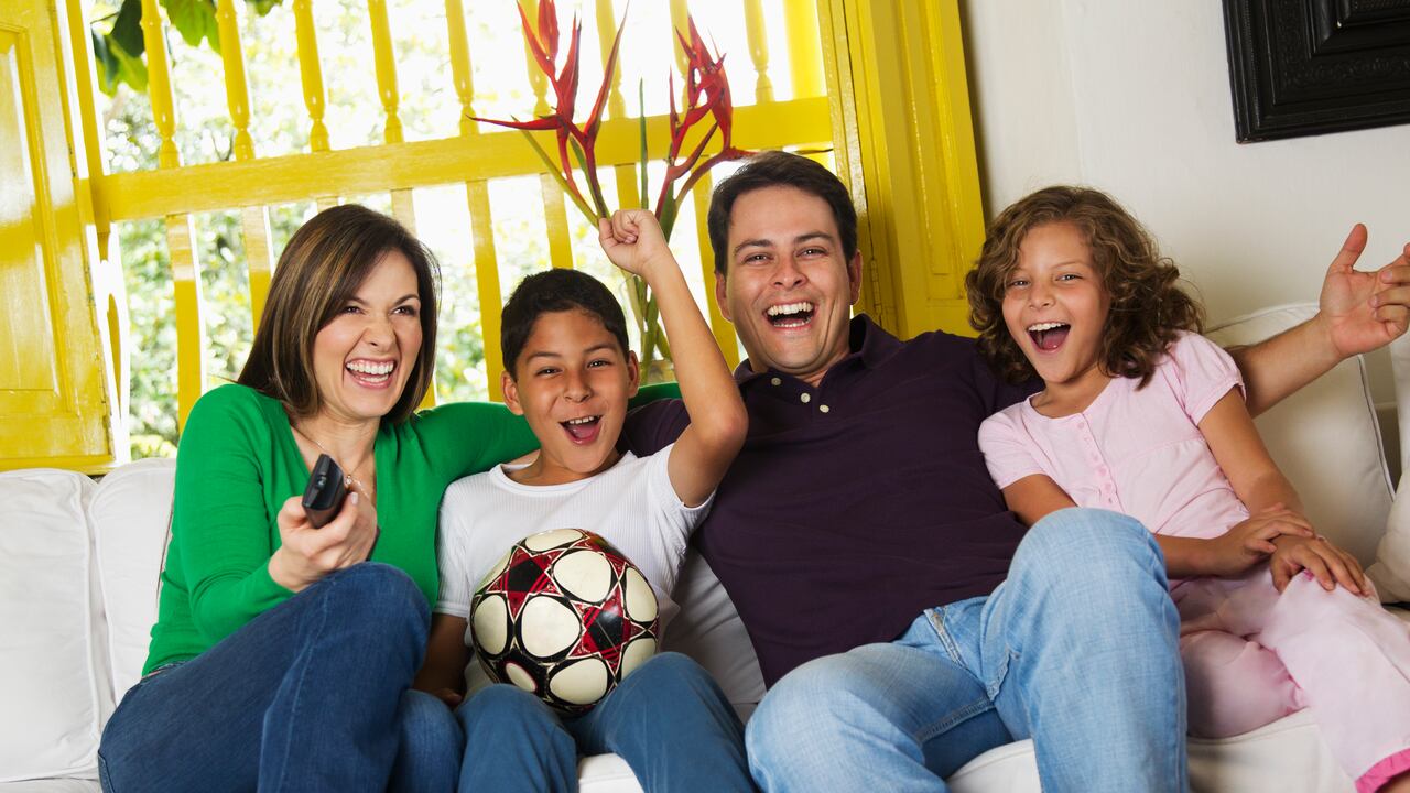 Familia viendo los partidos del Mundial.