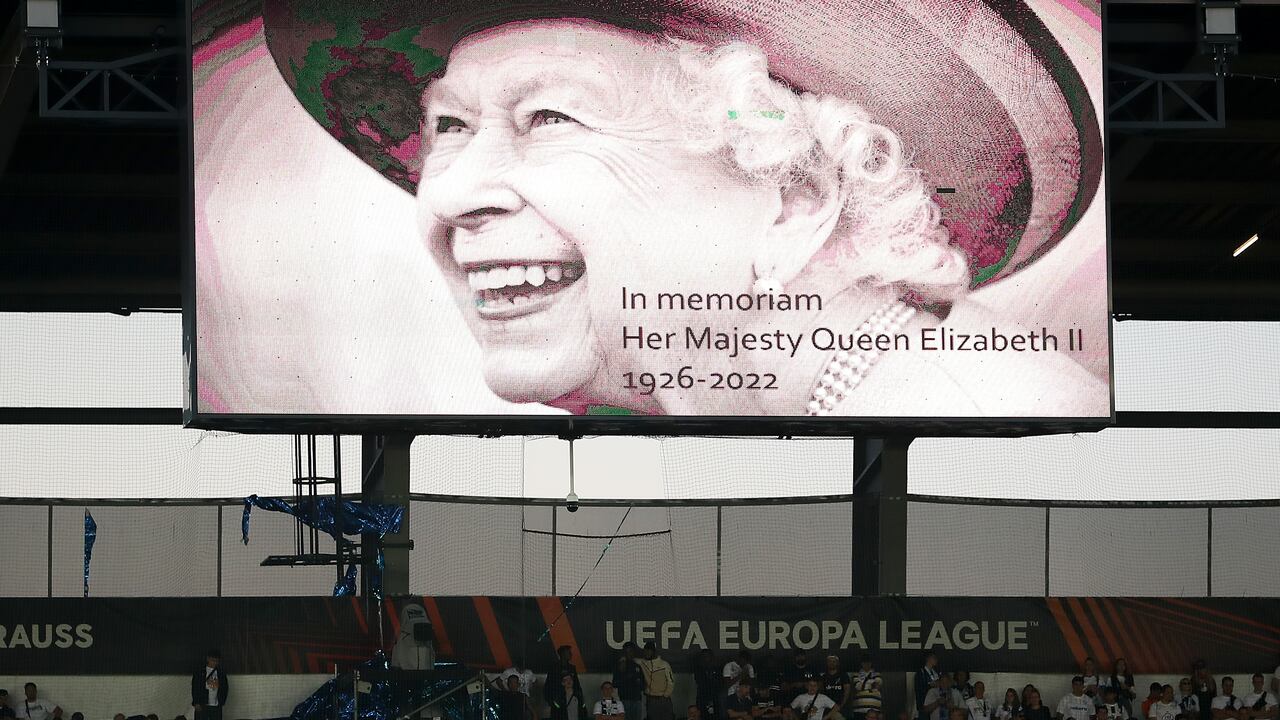 Minuto de silencio por la muerte de la reina Isabel II en el partido del FC Zürich v Arsenal FC de la UEFA Europa League.