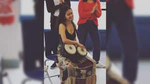 Sofía Petro mostrando su pasión por el arte en fotos