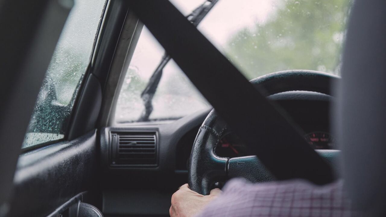 La historia del joven que pasa sus últimos días de vida trabajando como conductor en Bogotá