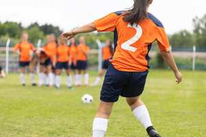 Pedro Ignacio Rodríguez Rodríguez es el dueño de una escuela de fútbol femenino llamada Besser.