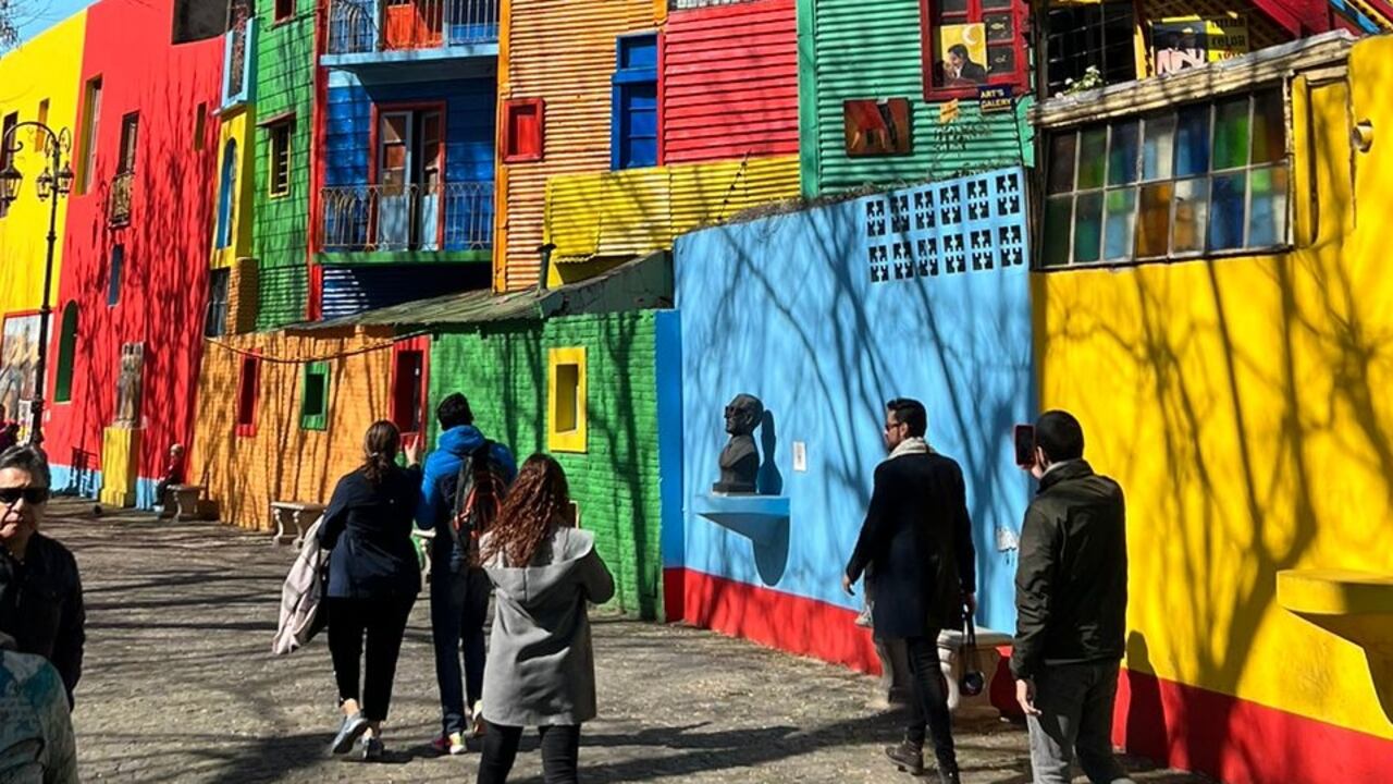 Fachada de casas en el callejón de Caminito en Buenos Aires.