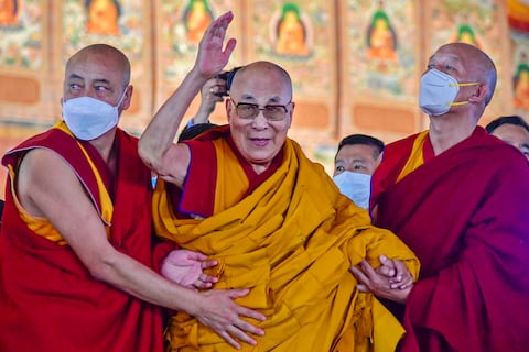 El líder espiritual tibetano, el Dalai Lama, se disculpó el 10 de abril de 2023 después de que un video que lo mostraba pidiéndole a un niño que le chupara la lengua provocó una reacción violenta en las redes sociales.