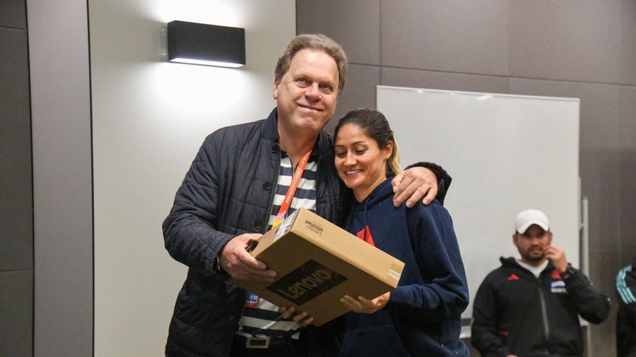 Ramón Jesurún entregando regalos a las jugadoras de la Selección Colombia Femenina.