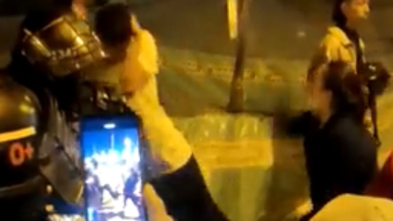Madre golpea a su hijo por estar en manifestaciones