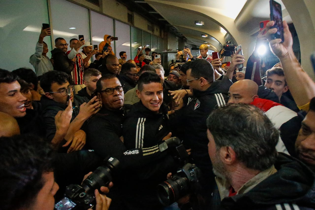 El mediocampista colombiano James Rodríguez (centro) llega al aeropuerto de Congonhas en Sao Paulo, Brasil, el 30 de julio de 2023. El Sao Paulo FC anunció el 29 de julio de 2023 el fichaje del talentoso mediocampista James Rodríguez, considerado uno de los mejores futbolistas colombianos de la historia. y que había estado cedido desde que dejó el Olympiacos de Grecia en abril. (Foto por Miguel SCHINCARIOL / AFP)