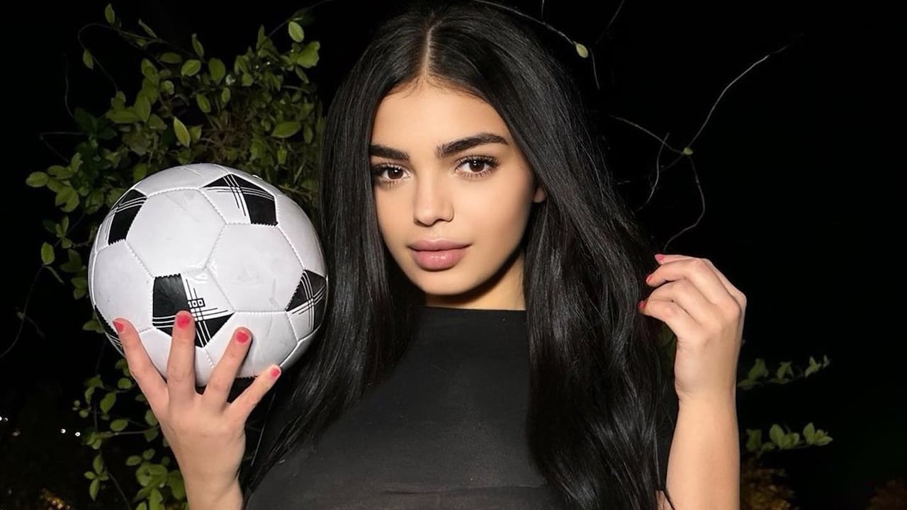 Yazmin Razavi, la modelo iraní que desafía la censura del régimen de su país