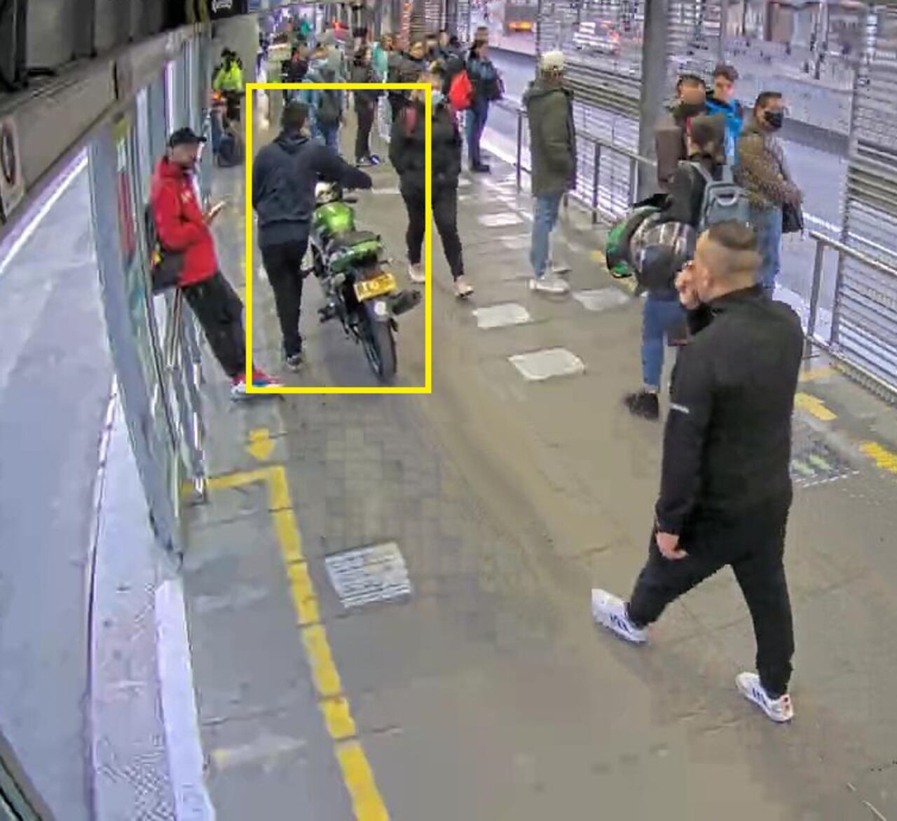 El colmo: conductor se quedó sin gasolina y subió la moto a Transmilenio