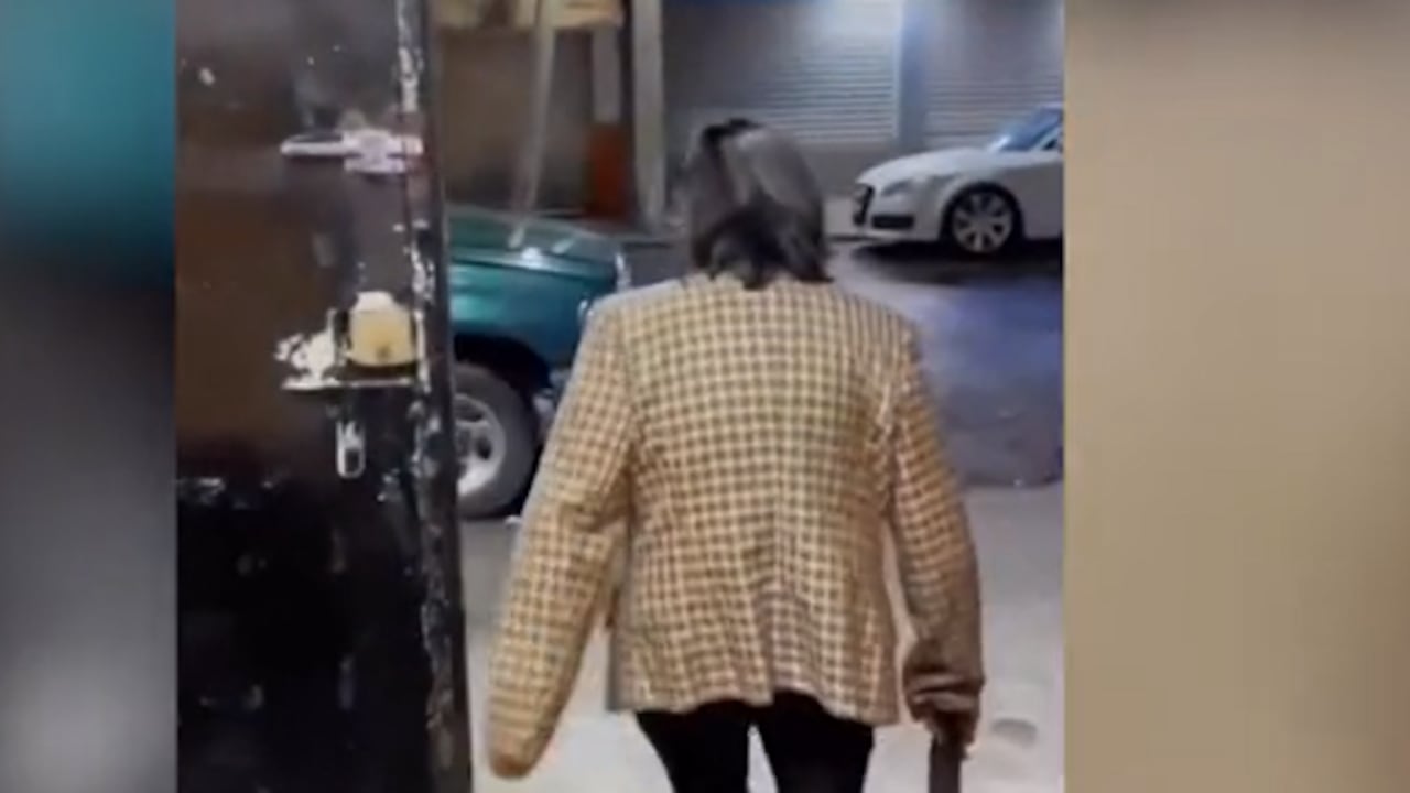 Mamá sacó de un bar a su hijo con correa