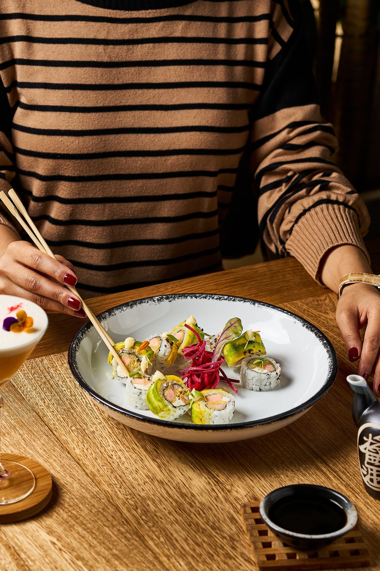 El lugar es pensado para jugar con palillos chinos sepa o no usarlos