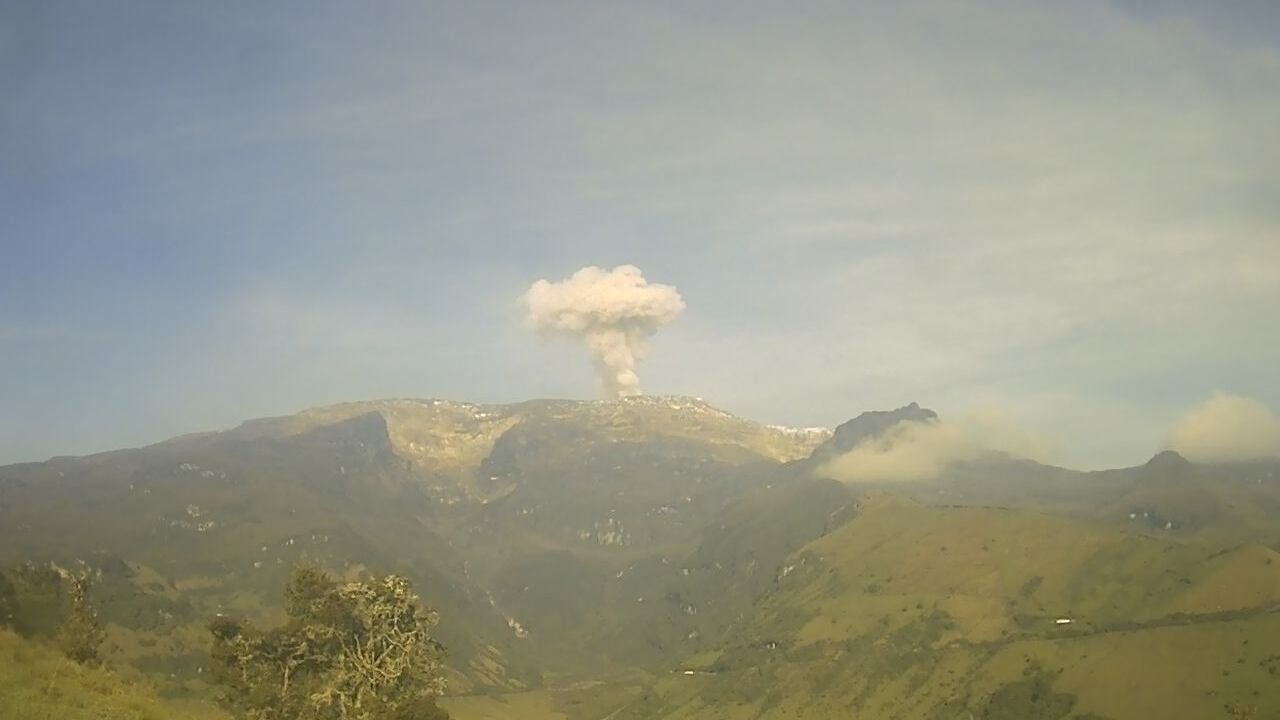 Así es como se ve el volcán Nevado del Ruiz este viernes.