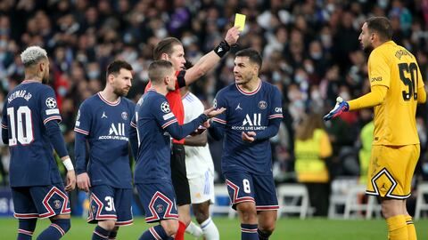 Jugadores del PSG protestan una amarilla a Gianluigi Donnarumma