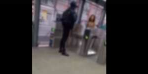 Mujer desnuda en TransMilenio