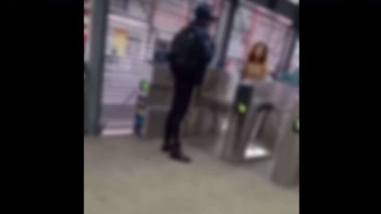 Mujer desnuda en TransMilenio