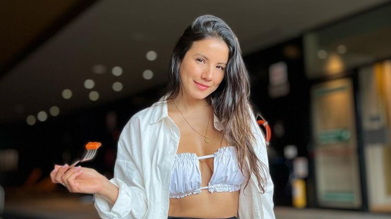 Caterin Escobar enciende las redes con foto en diminuto bikini