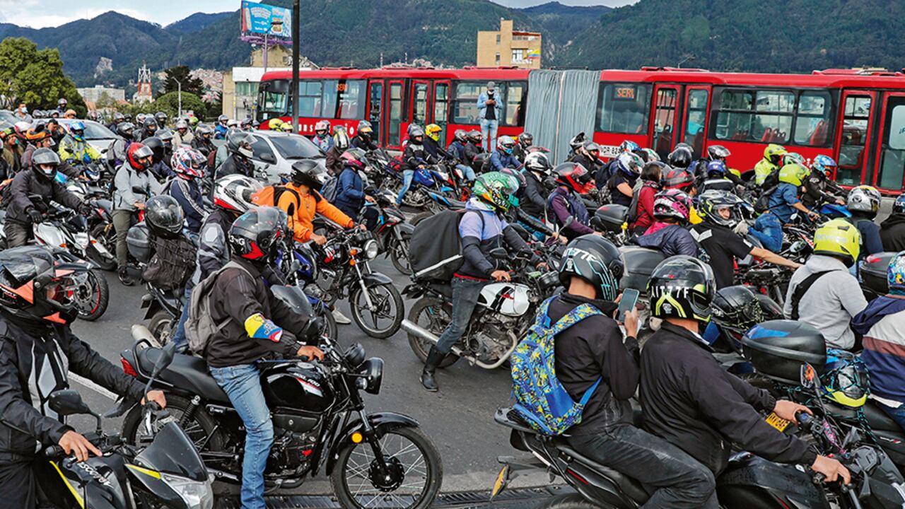 La alcaldesa Claudia López restringió al parrillero en moto e incluso se atrevió a señalar que los delincuentes no roban ni matan en patineta, pero sí en motocicleta. Esta estigmatización llevó a que los motociclistas se volcaran a las calles, provocando caos en la movilidad.