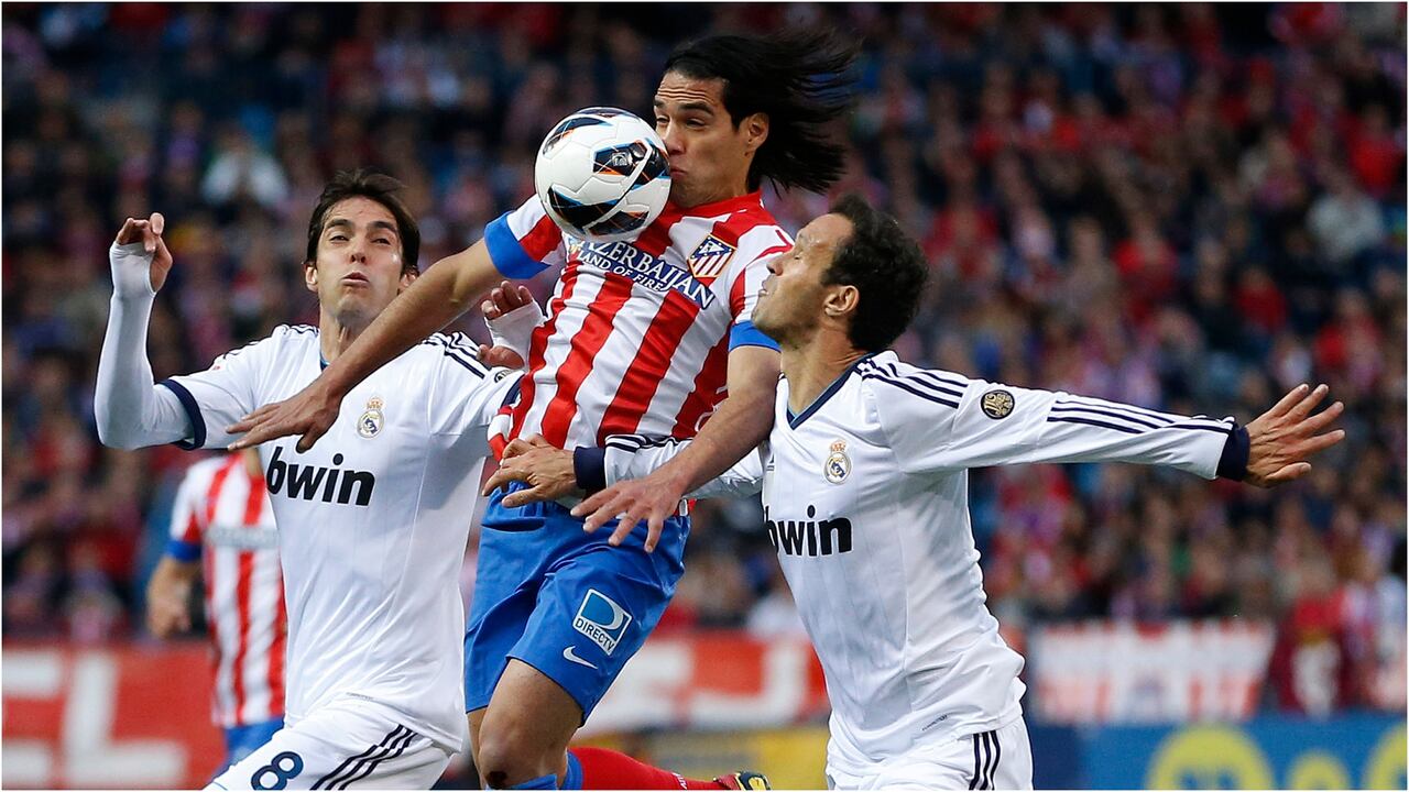 Falcao García rodeado de dos jugadores del Real Madrid, Ricardo Kaká y Ricardo Carvalho