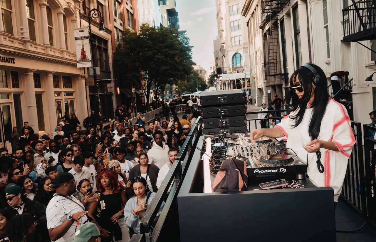 H&M apuesta por la colaboración con artistas emergentes y de renombre para crear una experiencia única que va más allá de la moda.