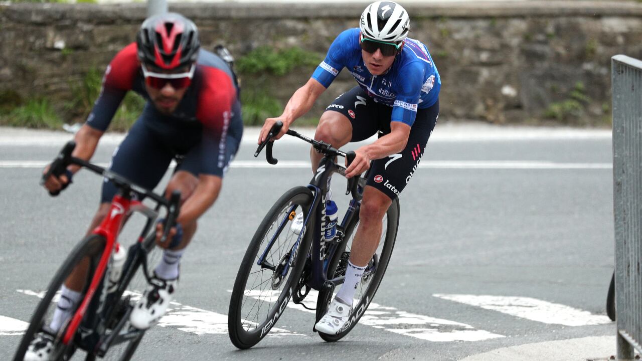 A 16 kilómetros del final, Evenepoel y Martinez encabezaron el ataque contra Roglic