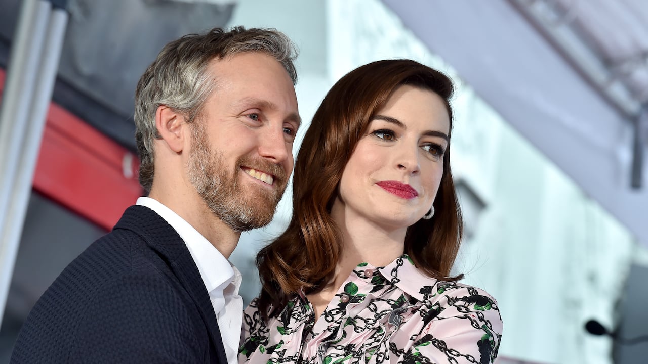 HOLLYWOOD, CALIFORNIA - Anne Hathaway y Adam Shulman en la ceremonia de honor a Anne Hathaway con su estrella en Hollywood