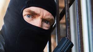 Ladrón con un arma en la mano.