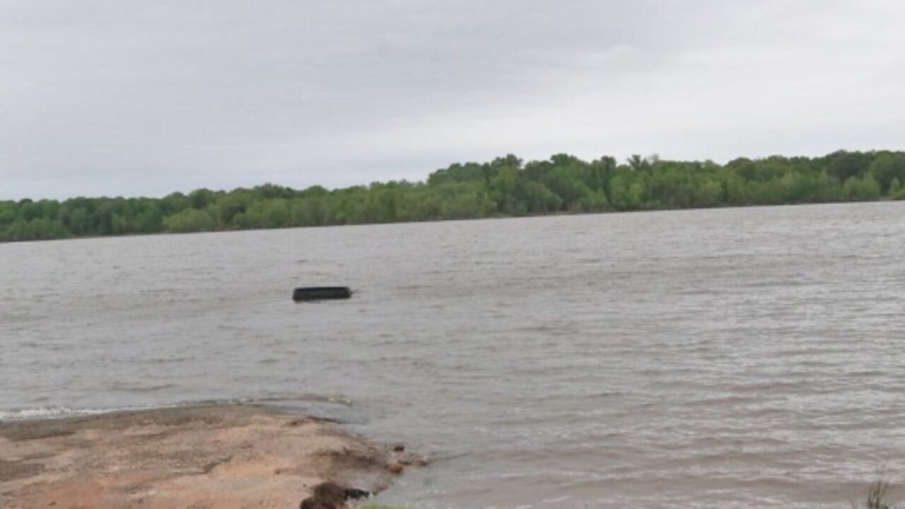Un pescador encuentra un auto sumergido en un lago con una mujer con vida