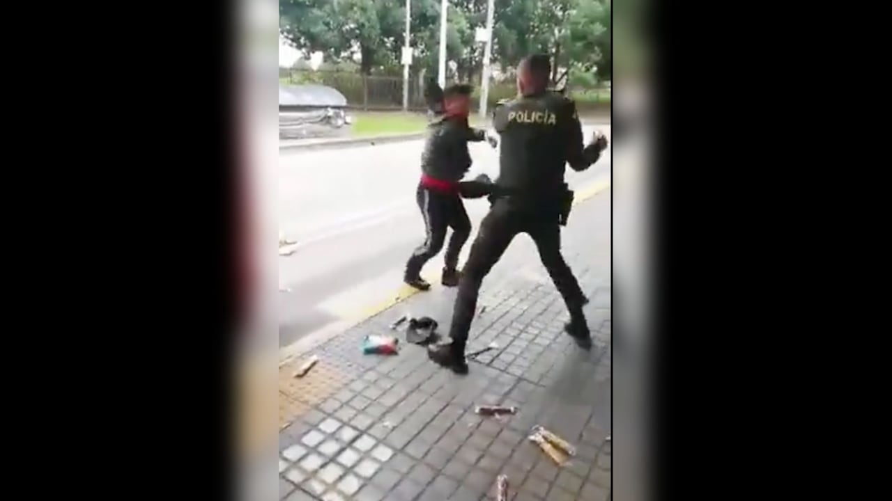 Pelea en TransMilenio entre agente de la Policía y vendedor ambulante.